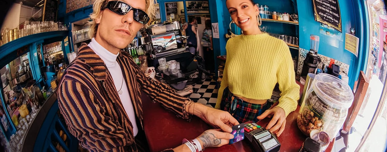 Девушка оплачивает покупку