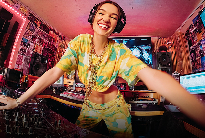 Подросток играет в компьютерные игры